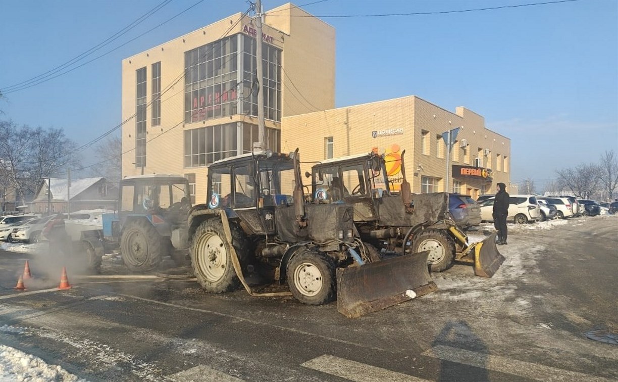 Автотранспорт у магазина мешает работе коммунальщиков на улице Детской в Южно-Сахалинске