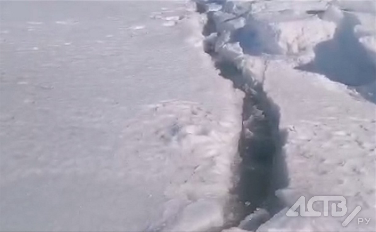 Рыбаки покидают лёд: в Охотском образовались сразу две трещины