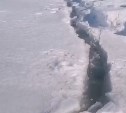 Рыбаки покидают лёд: в Охотском образовались сразу две трещины