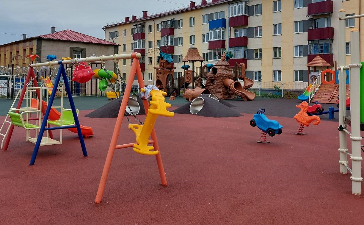 В Углегорске сдали детскую мега-площадку за зданием мэрии, но играть там нельзя