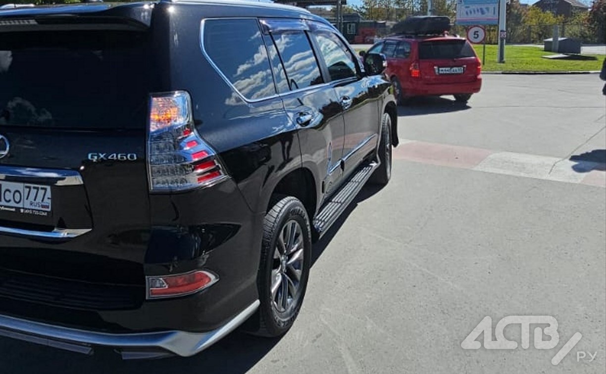 Поиск очевидцев: в Южно-Сахалинске неизвестный врезался в Lexus GX и скрылся