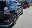 Поиск очевидцев: в Южно-Сахалинске неизвестный врезался в Lexus GX и скрылся