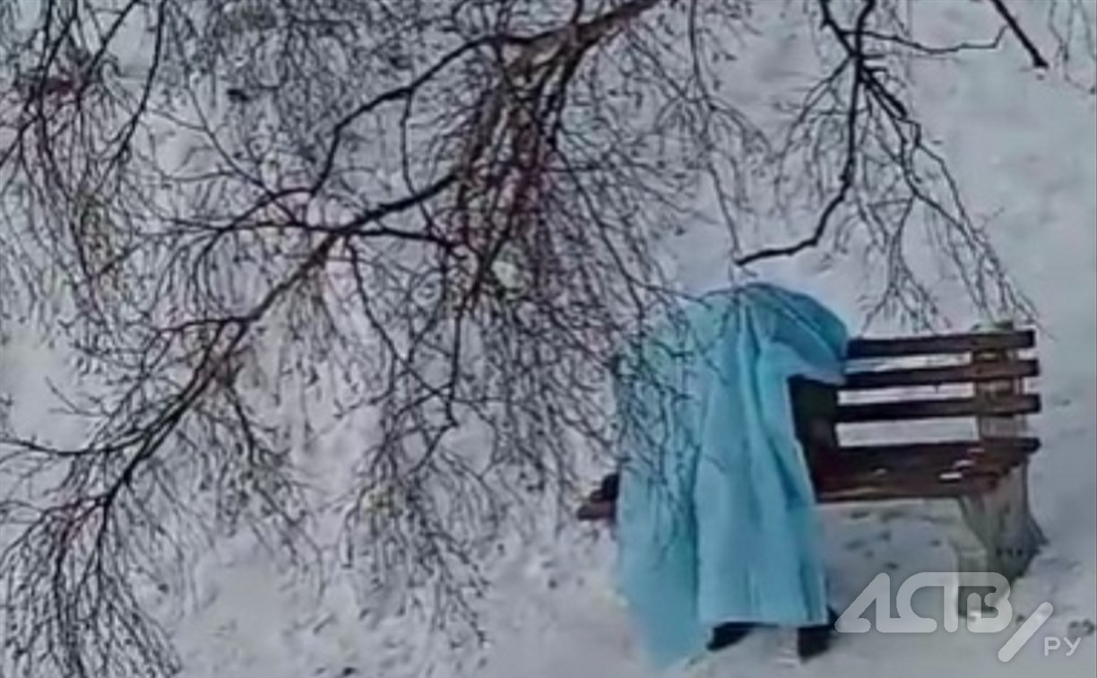 Минздрав Сахалинской области прокомментировал инцидент с умершим у детской площадки мужчиной