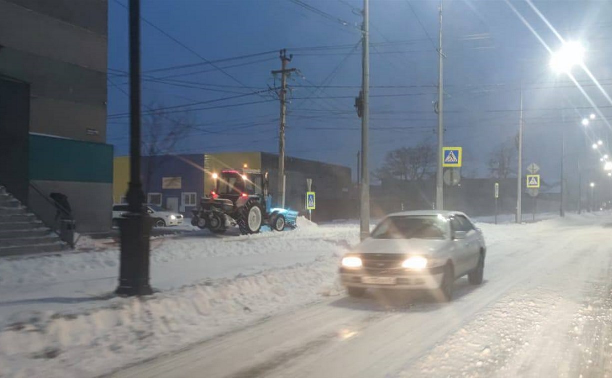 Районы Сахалина приступили к расчистке улиц и дворов в снежный циклон