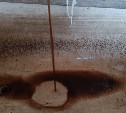 "Потерпите немного": в Долинске из кранов хлынула коричневая вода