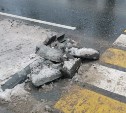 Островок безопасности повредили во время расчистки улиц в Южно-Сахалинске 
