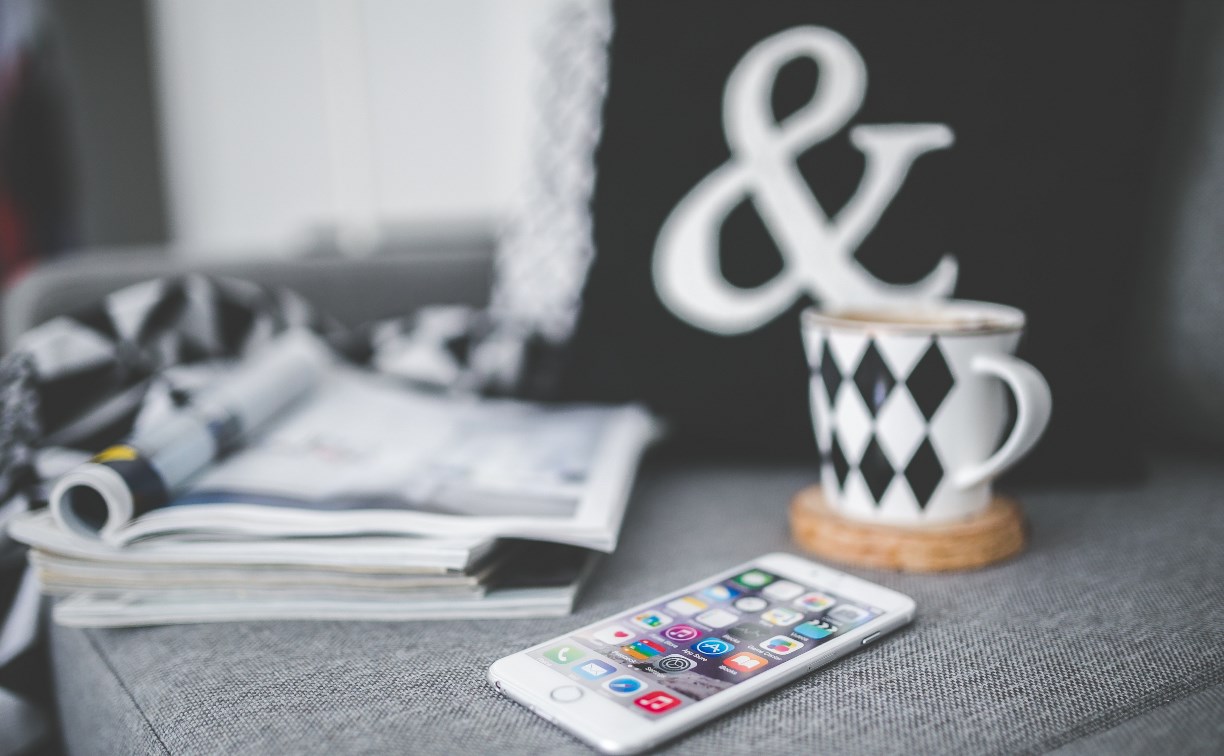 Сотрудница торгового центра стащила оставленный на диванчике мобильник