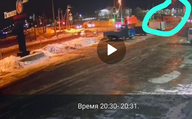 В Южно-Сахалинске иномарке пришлось резко выехать на тротуар из-за водителя самосвала