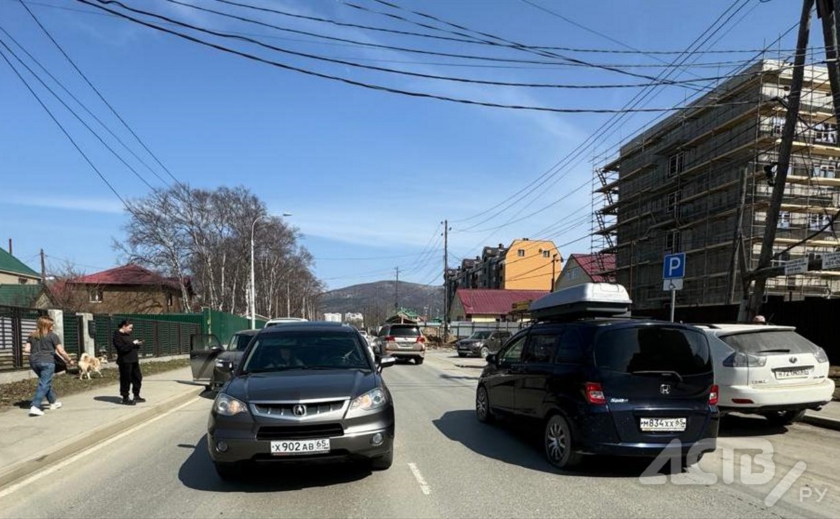 Очевидцев столкновения Toyota Corolla Rumion и Acura RDX ищут в Южно-Сахалинске