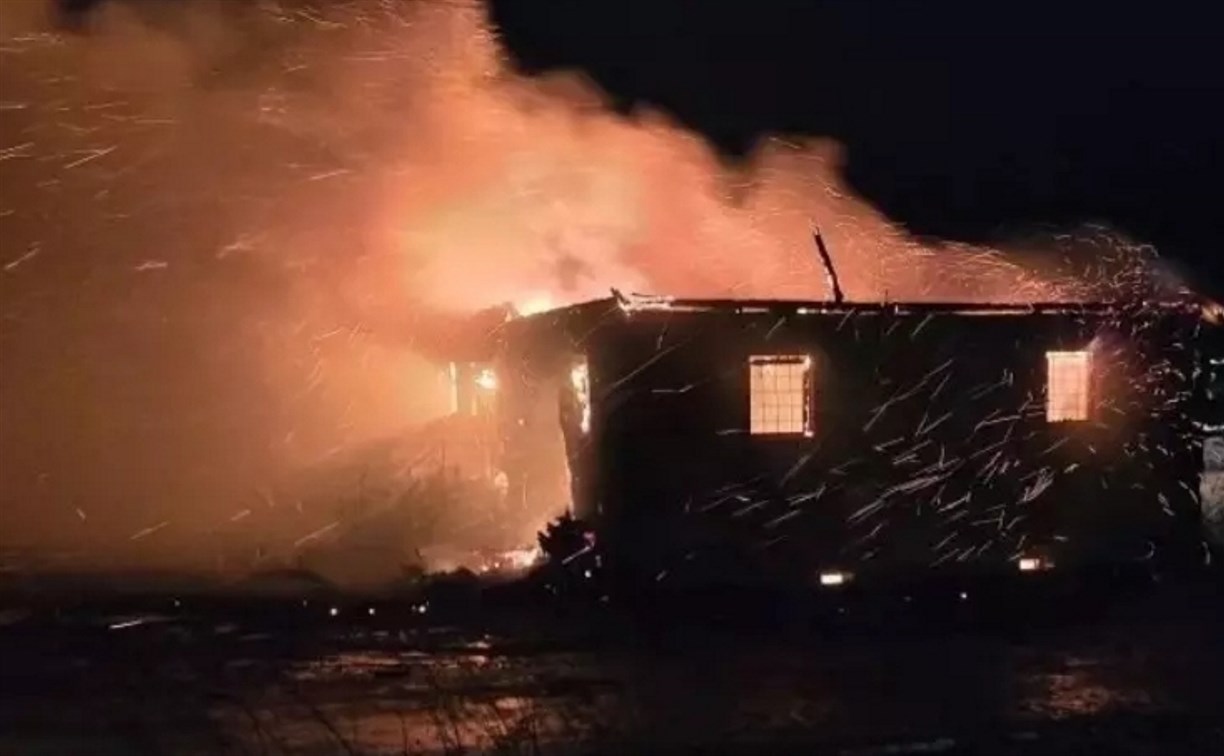 Спасатели в Корсакове шесть часов боролись с пожаром в сильный порывистый ветер 
