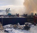 В сахалинском порту загорелось машинное отделение на барже