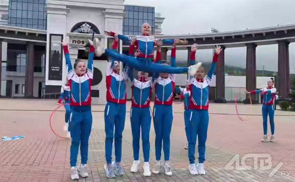 Юные гимнастки подарили сахалинцам яркое выступление в честь Дня России Юные гимнастки подарили сахалинцам яркое выступление в честь Дня России