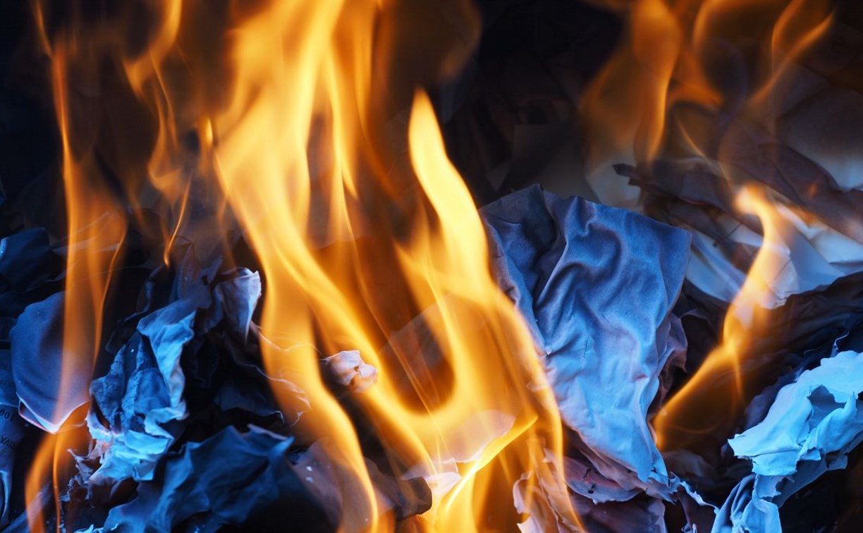 Пожар вспыхнул в административном здании на Сахалине - сгорела рабочая документация