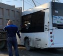 Грузовик и пассажирский автобус столкнулись в Южно-Сахалинске