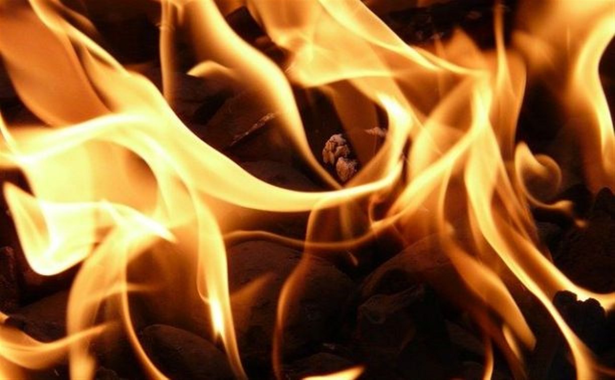 Частный дом горел ночью в Южно-Сахалинске