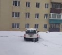 На дорогах Холмска сплошная гололедица: машины не едут, а катятся