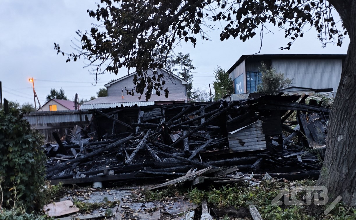 Последствия пожара в заброшке показали на фото в Южно-Сахалинске