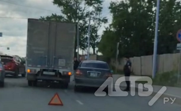 "Выкинуло на "встречку": авария с участием грузового автомобиля произошла в Южно-Сахалинске