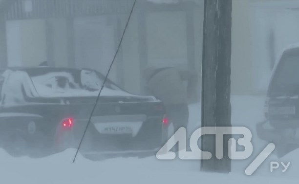 Достают авто из сугробов, откапывают подъезды: как Северо-Курильск переживает второй день метели