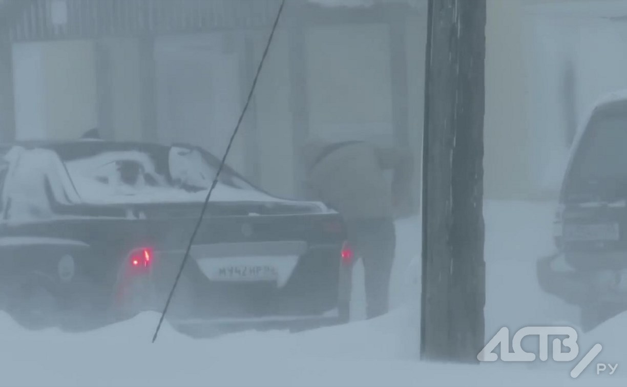 Достают авто из сугробов, откапывают подъезды: как Северо-Курильск переживает второй день метели