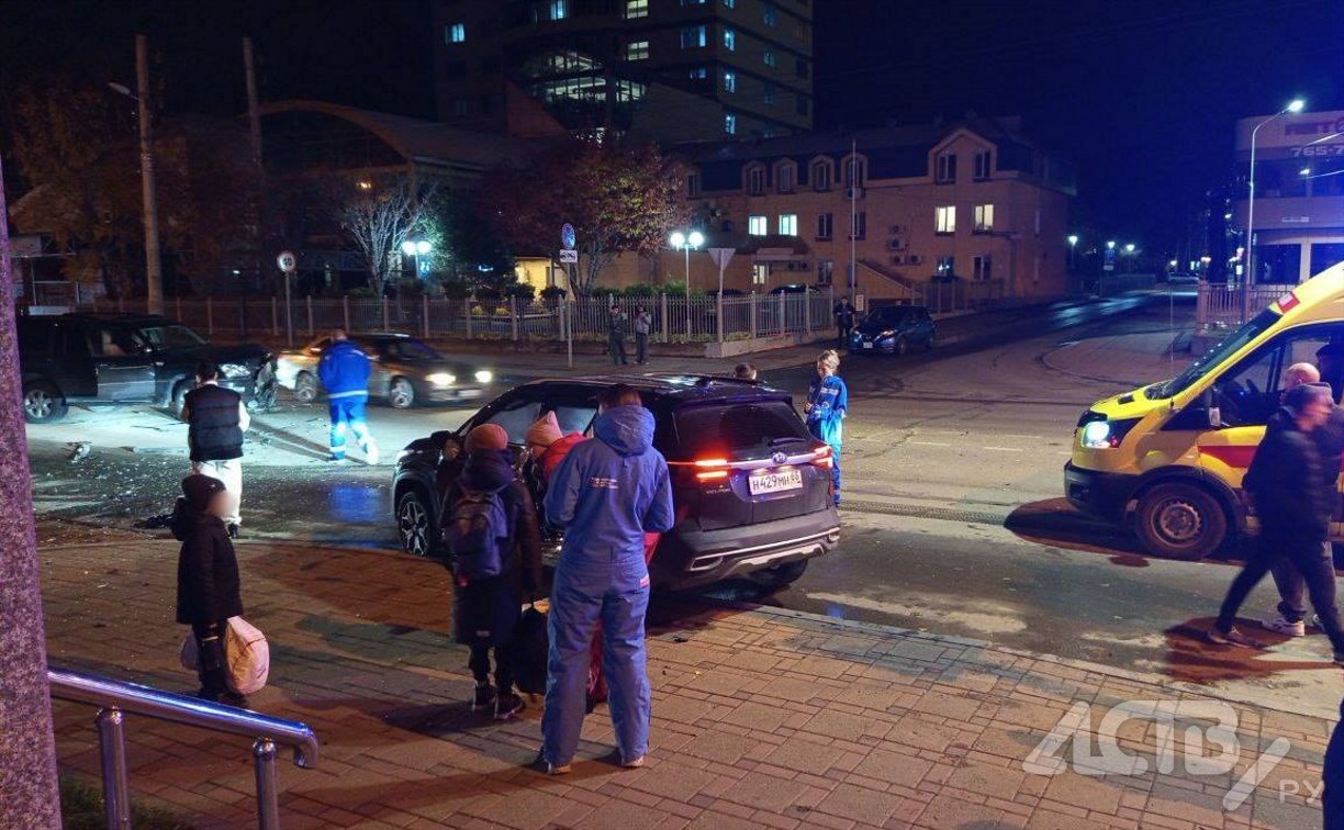 "У девушки текла кровь по лицу": в результате ДТП в Южно-Сахалинске пострадала водитель кроссовера  "У девушки текла кровь по лицу": в результате ДТП в Южно-Сахалинске пострадала водитель кроссовера