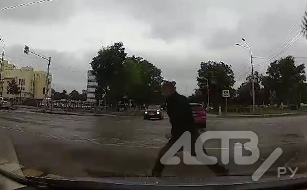 Молниеносная реакция водителя спасла пешехода, выскочившего на дорогу в Южно-Сахалинске