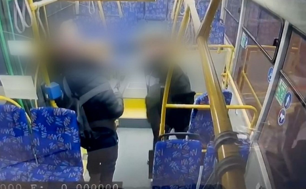 Подростки в Южно-Сахалинске отказались выходить из автобуса на конечной, угрожая водителю