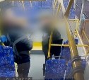 Подростки в Южно-Сахалинске отказались выходить из автобуса на конечной, угрожая водителю