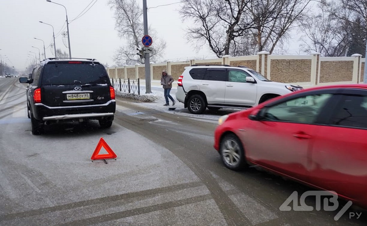 Очевидцев столкновения Toyota Land Cruiser и Infiniti QX56 ищут в Южно-Сахалинске