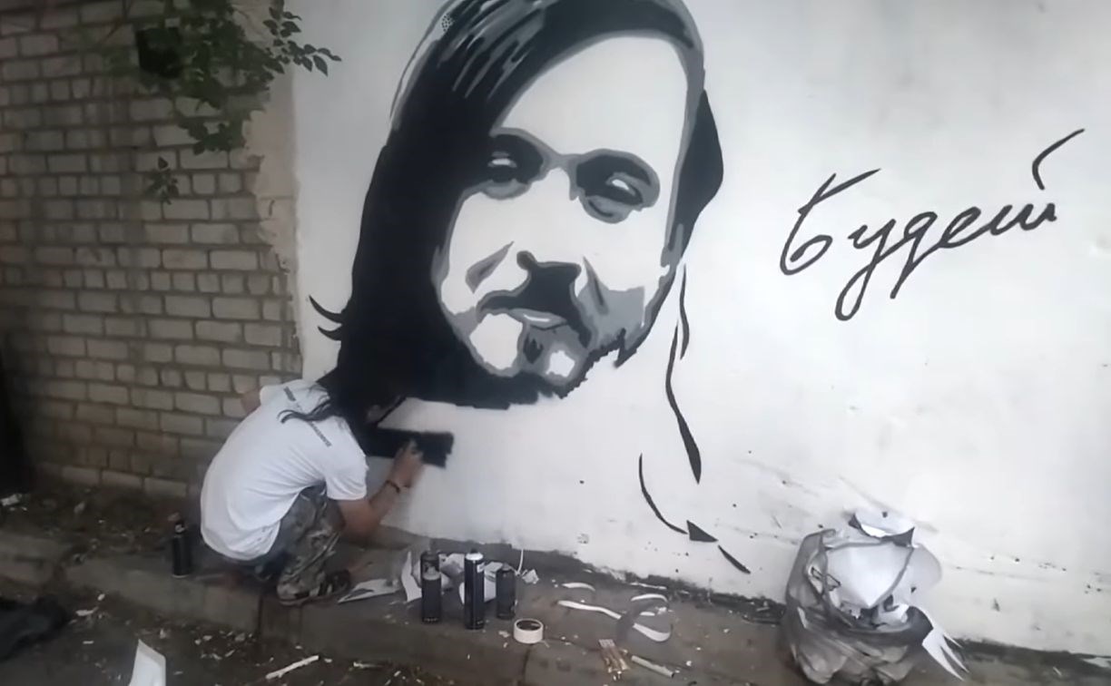 В Благовещенске на стене гаража нарисовали портрет Егора Летова