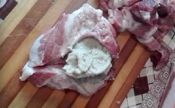 Таранайский производитель продал сахалинке тухлятину под видом свежей свинины