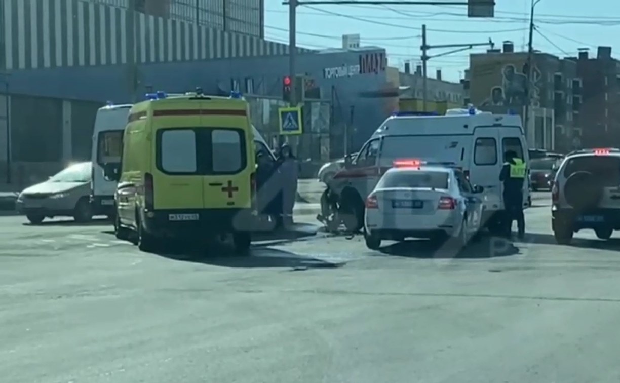 Четыре человека из скорой помощи пострадали в ДТП с автобусом в Южно-Сахалинске