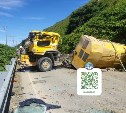Спецтехника опрокинулась в Невельском районе, пострадал водитель