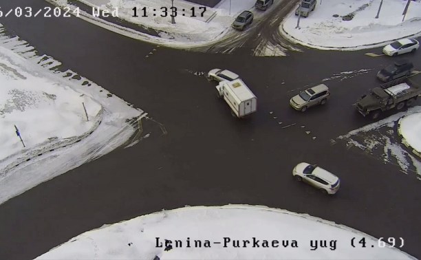 В Южно-Сахалинске "Легаси" сделала пируэт на 180° после чувствительного толчка грузовика на кольце