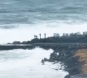 Дети снова вышли к морю во время шторма: сахалинское МЧС обратилось к родителям