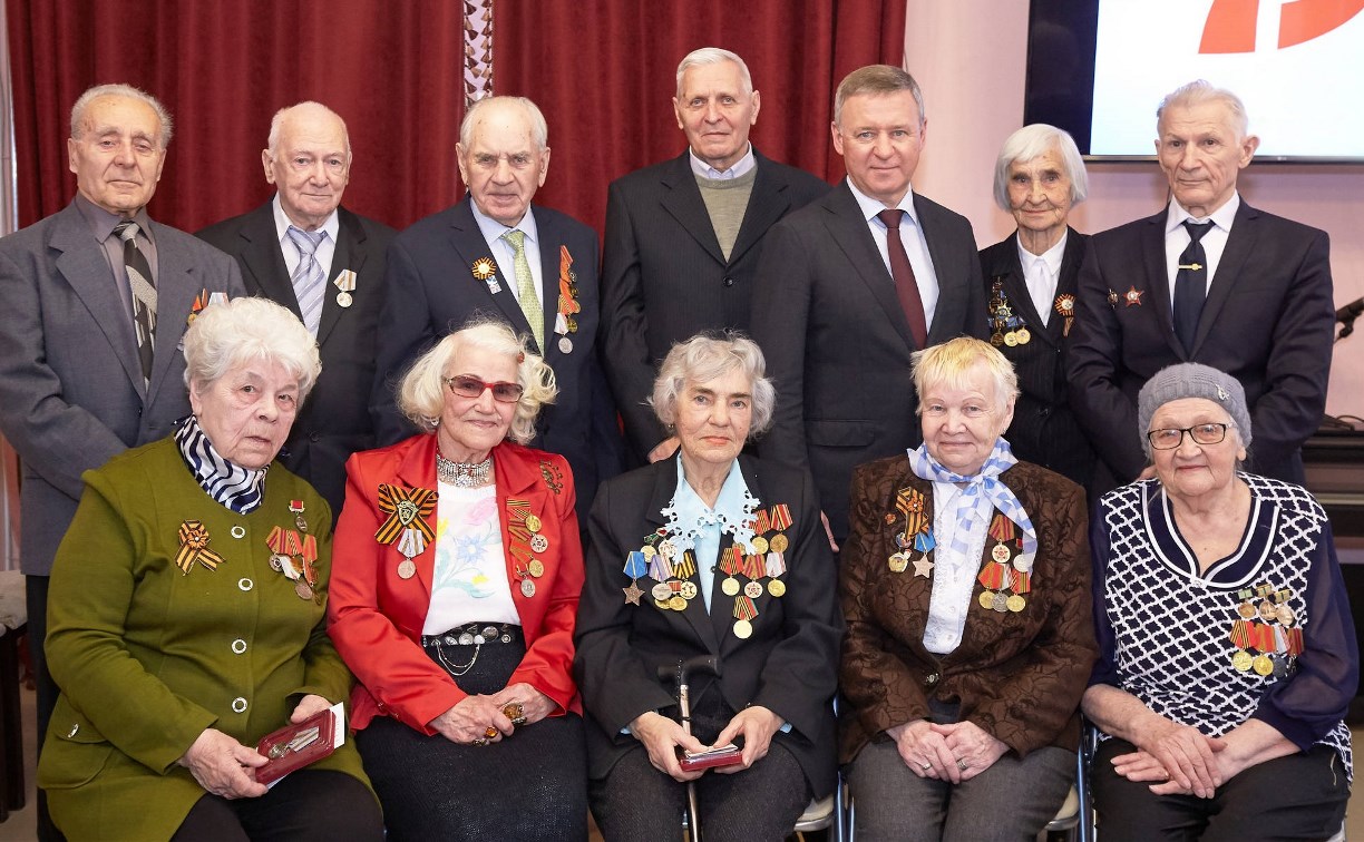 Юбилейные медали к 75-летию Победы начали вручать в Южно-Сахалинске
