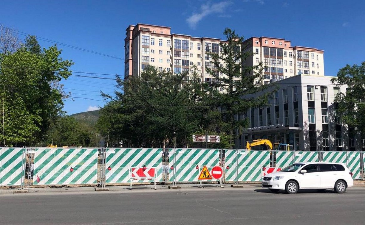 В Южно-Сахалинске появилось образцовое строительное ограждение