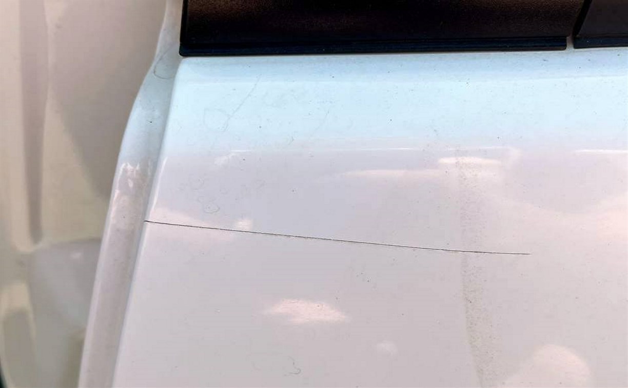 В Корсакове неизвестный на парковке у дома поцарапал авто - поиск очевидцев