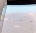 В Корсакове неизвестный на парковке у дома поцарапал авто - поиск очевидцев