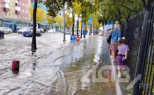 "Это трэш-контент": центр Южно-Сахалинска утонул после получасового дождя