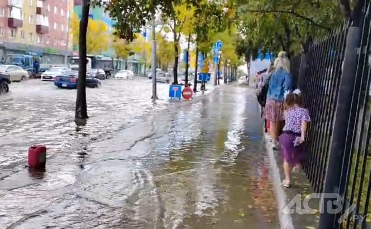 "Это трэш-контент": центр Южно-Сахалинска утонул после получасового дождя