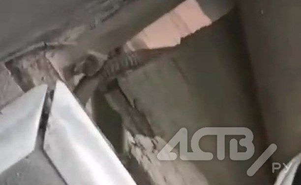 Южносахалинец обнаружил сквозную дыру в полу в автобусе