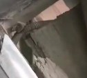 Южносахалинец обнаружил сквозную дыру в полу в автобусе