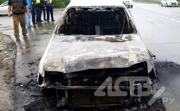 Седан феерично сгорел на трассе Южно-Сахалинск - Оха