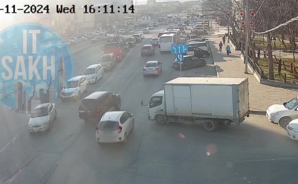 Два автомобиля не поделили полосу и попали в ДТП в Южно-Сахалинске