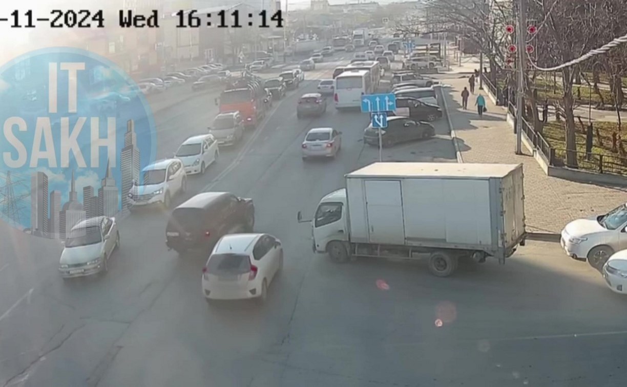 Два автомобиля не поделили полосу и попали в ДТП в Южно-Сахалинске