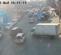 Два автомобиля не поделили полосу и попали в ДТП в Южно-Сахалинске
