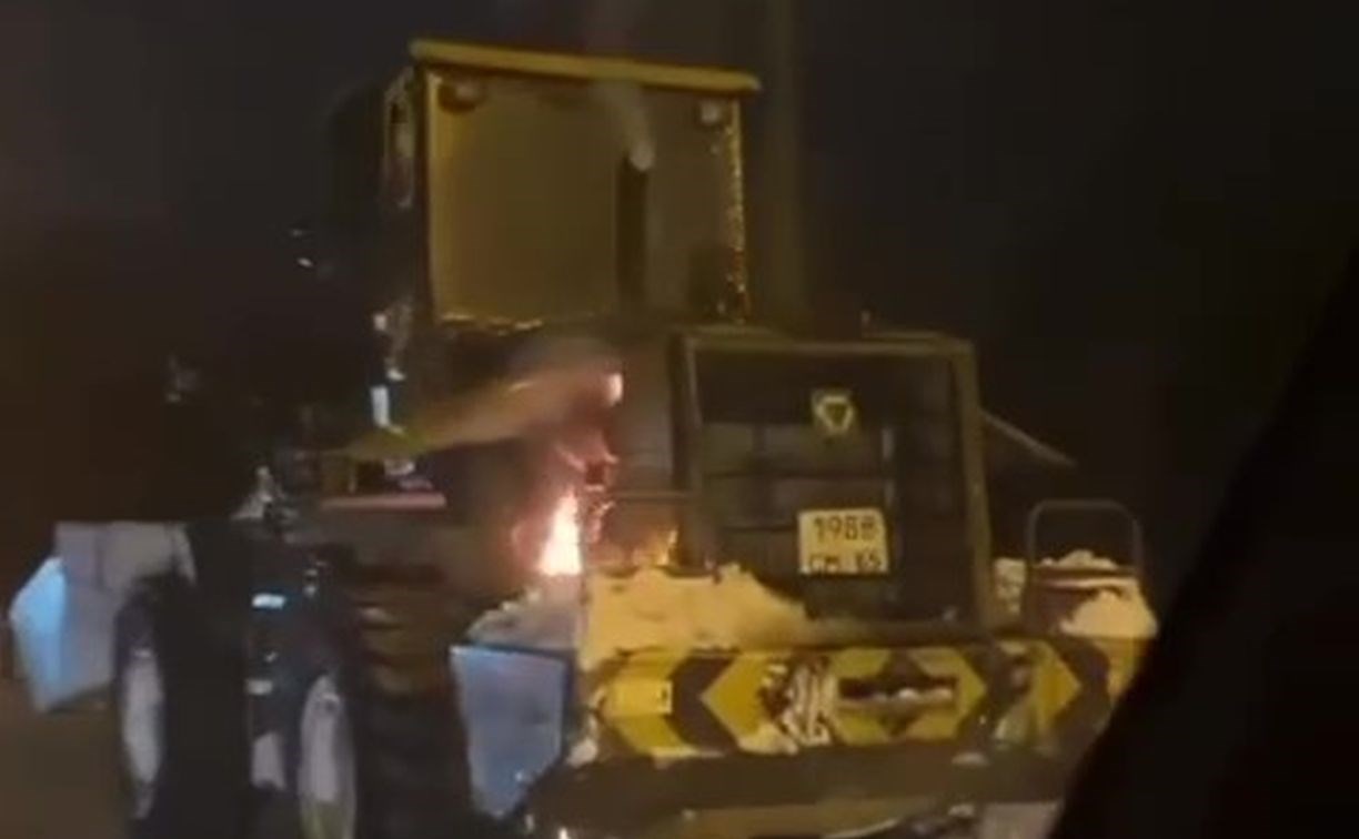 Очевидцы: погрузчик загорелся в Южно-Сахалинске во время расчистки улицы