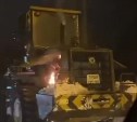 Очевидцы: погрузчик загорелся в Южно-Сахалинске во время расчистки улицы