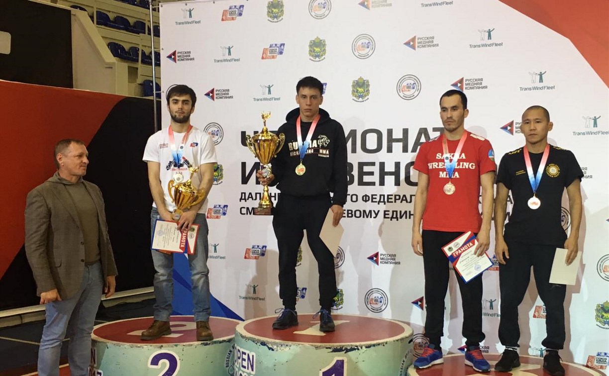 Сахалинские борцы завоевали три медали на соревнованиях ДФО 
